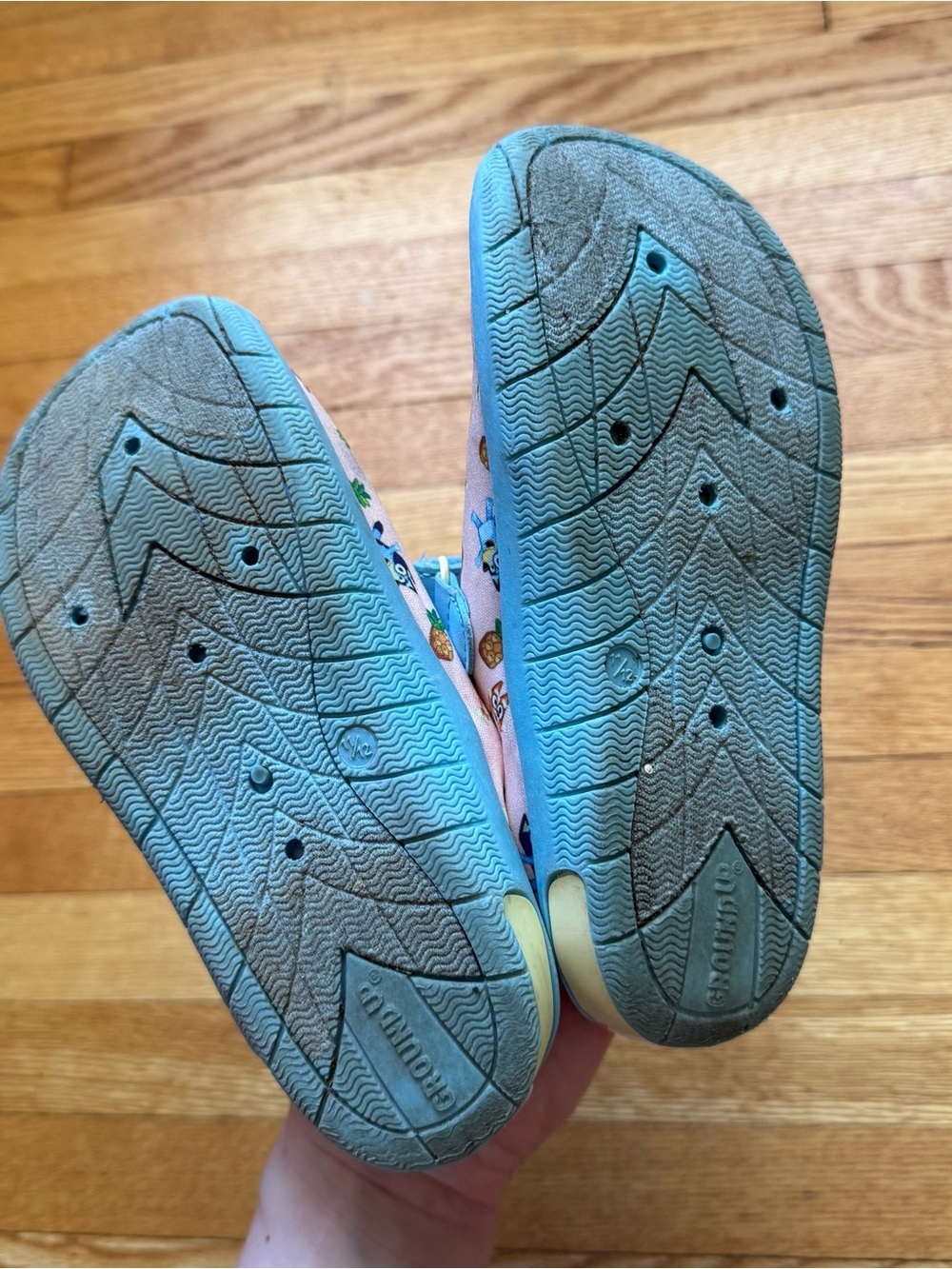 Kids Bluey Pineapple Print Water Shoes with Blue Trim size 11/12 - Picture 2 of 5